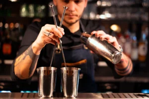 Professzionális koktél készítés a Passion & Spirit Bár Akadémia képzésein.