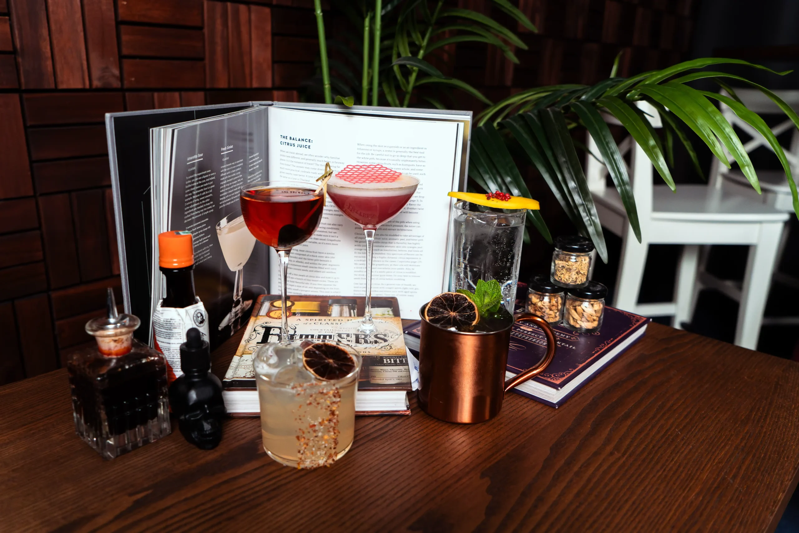 Sip & Learn koktél workshop résztvevői, akik profi bartender vezetésével saját koktélokat kevernek és díszítenek.